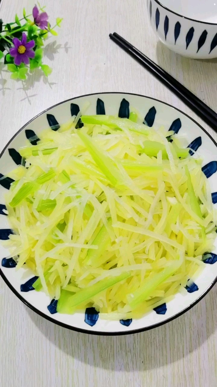 土豆丝炒芹菜