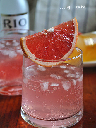 葡萄柚水蜜桃味鸡尾酒的做法