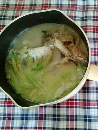 绿萝鲫鱼汤的做法